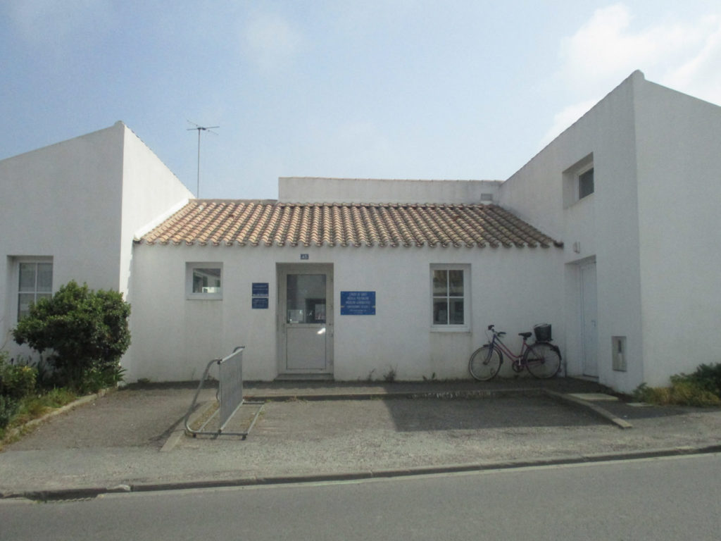 Entrée de l'espace de la médecine généraliste de l'hôpital de l'Ile d'Yeu, vue de l'extérieur